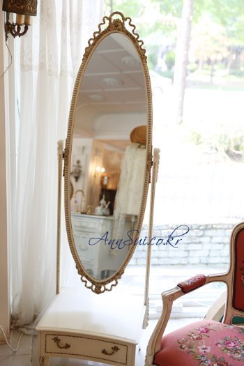 사랑스러움 가득한쉐비 리본 갈란드 전신 거울
