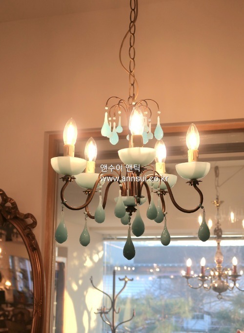 단아한 빛이 곱게 쏟아지는 블루 오팔린 5구 샹들리에.. opaline chandelier
