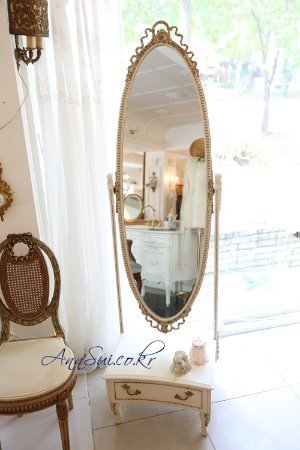 사랑스러움 가득한쉐비 리본 갈란드 전신 거울