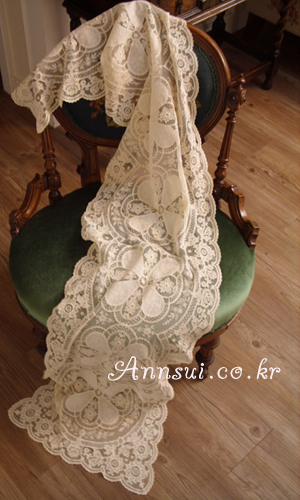 antique lace Runner