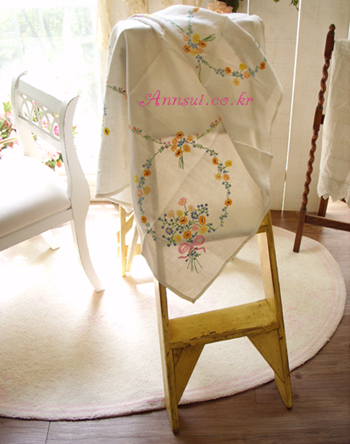 ribbon bouquetpastel tablecloth