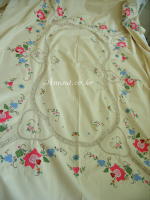 hand embroiderytable cloth