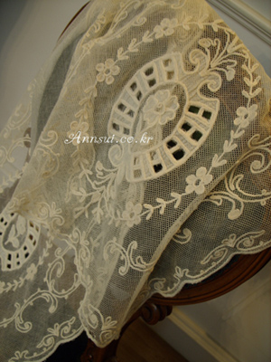 antique lace runner(A)