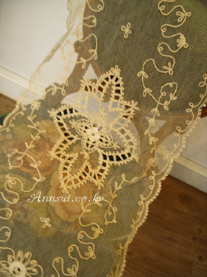 antique lace runner(B)