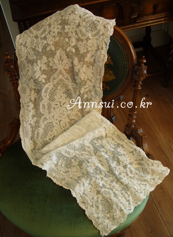 antique lace runner